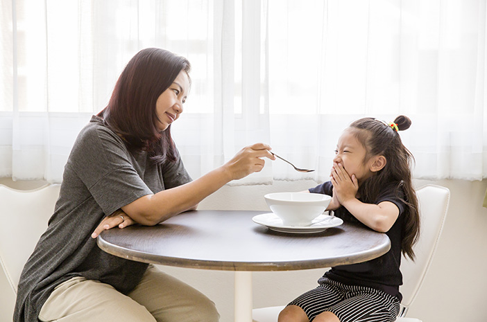 6 Cara Berurusan dengan Kanak-kanak yang Tidak Mahu Makan Nasi