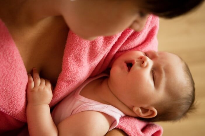 Правилно боравене с бебета, които имат затруднения при дефекация