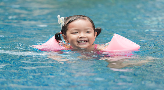 لتكون أفضل في الماء ، تأكد من أن عمر الطفل صحيح قبل السباحة