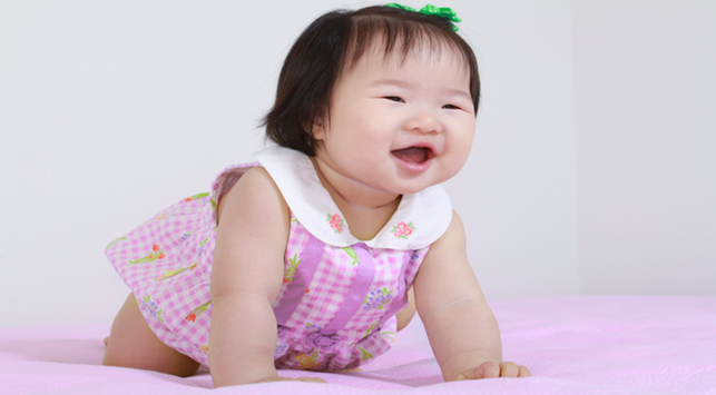4 مراحل من التطور الحركي للأطفال 0-12 شهر