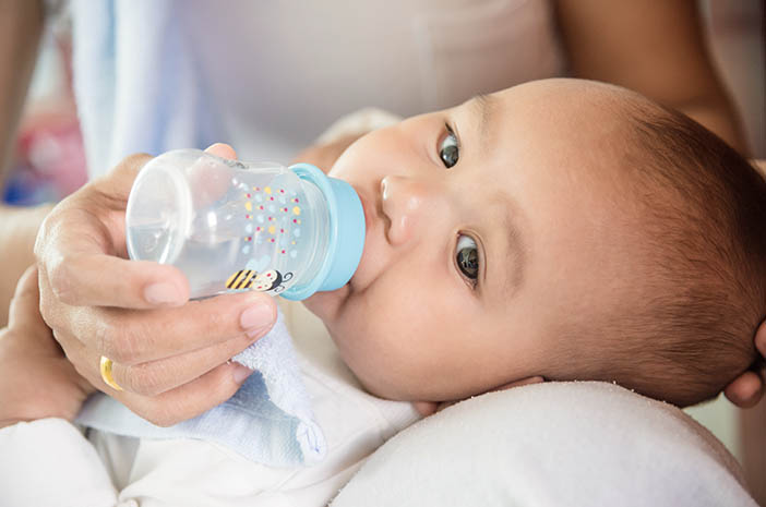 Ingin memberi air kepada bayi 0-6 bulan? Inilah Bahaya