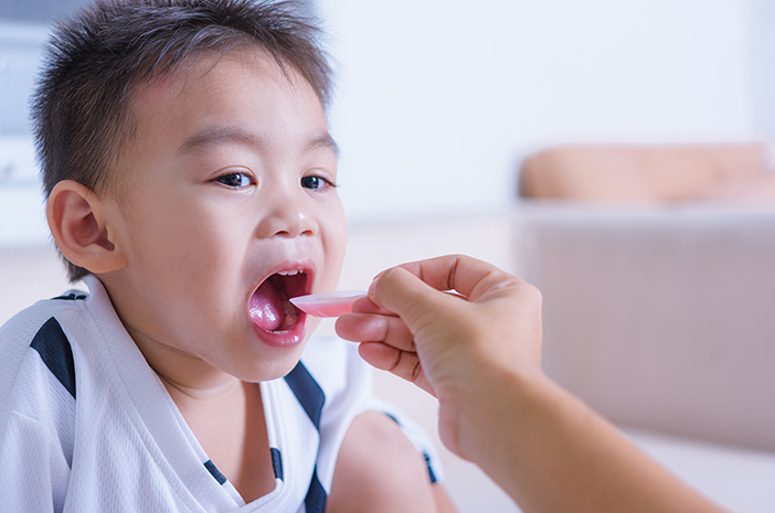 Il modo giusto per dare il paracetamolo quando un bambino ha la febbre