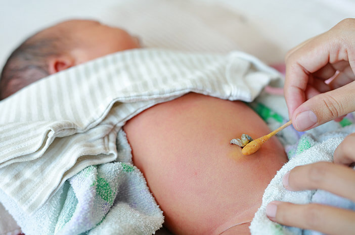 Come prendersi cura del cordone ombelicale del bambino per tenerlo lontano dalle infezioni