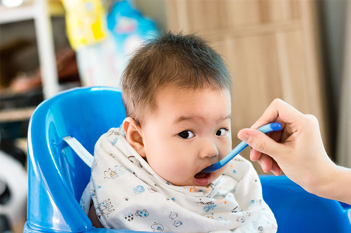 Има ли отрицателни последици, когато бебетата имат ранно допълнително хранене?