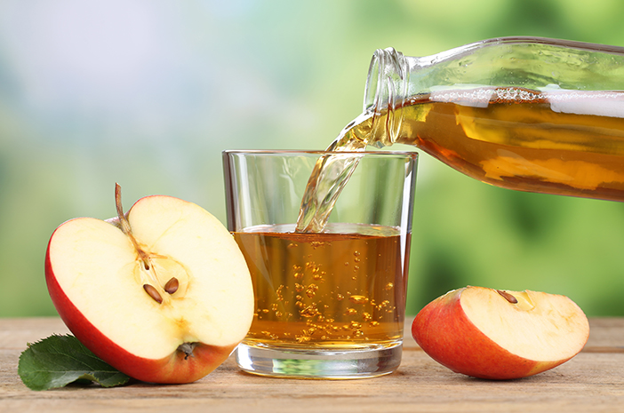 È vero che bere succo di mela può sconfiggere i calcoli biliari?