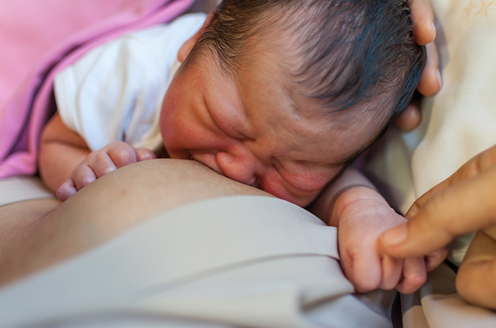 Знай 5 причини за плач на бебетата по време на кърмене