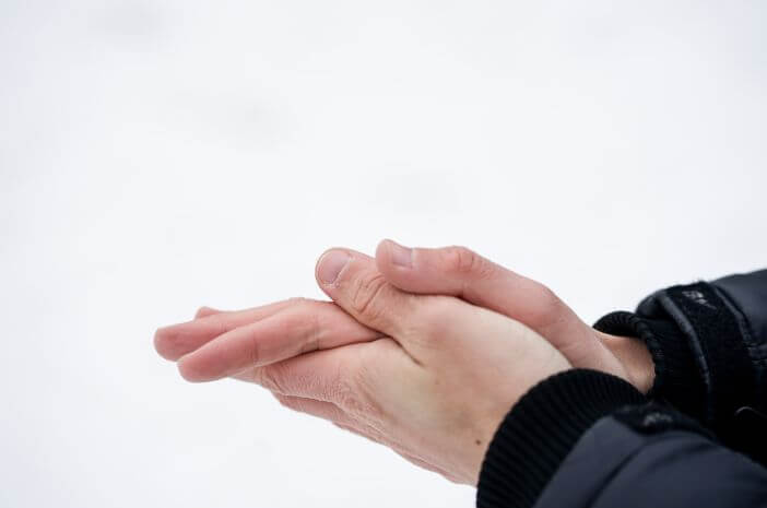 5 أمراض يمكن أن تسبب برودة اليدين
