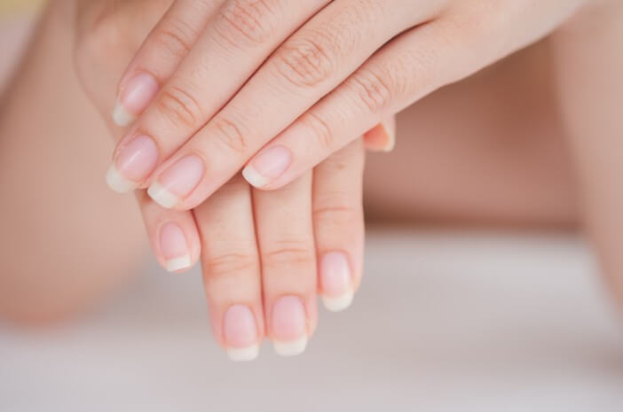 4 วิธีในการบรรเทาอาการอ่อนแรงของนิ้วมือ
