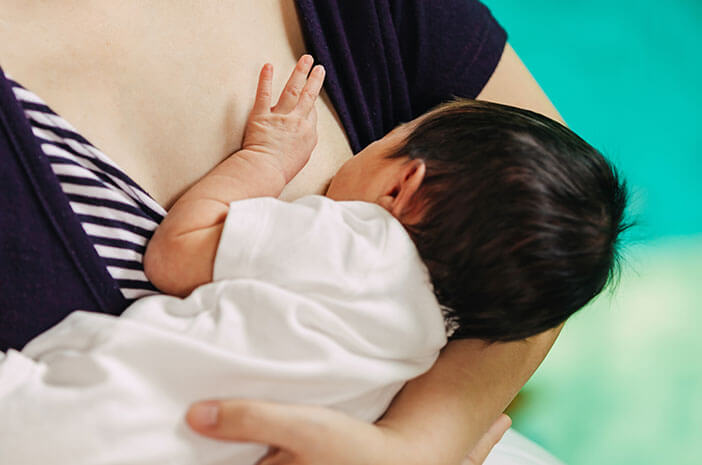 كيفية إرضاع الطفل إذا كانت حلمات الأم مسطحة