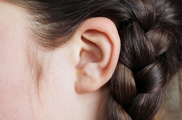 فيما يلي الأعراض الشائعة لثقب طبلة الأذن
