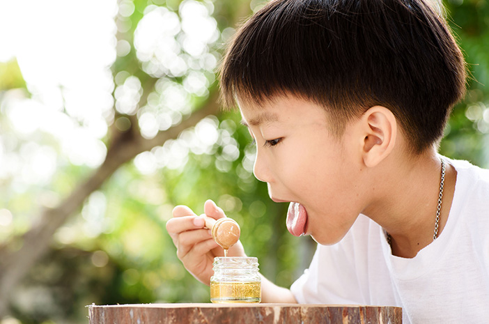 Колко ефективен е медът като лекарство за кашлица при деца?