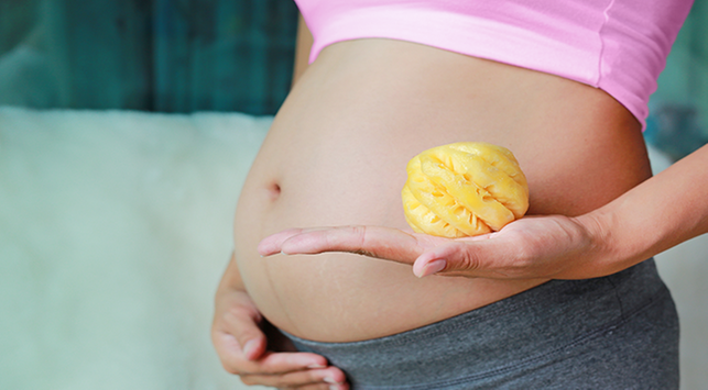 妊娠中の女性はパイナップルを食べます、利点と悪い影響は何ですか？